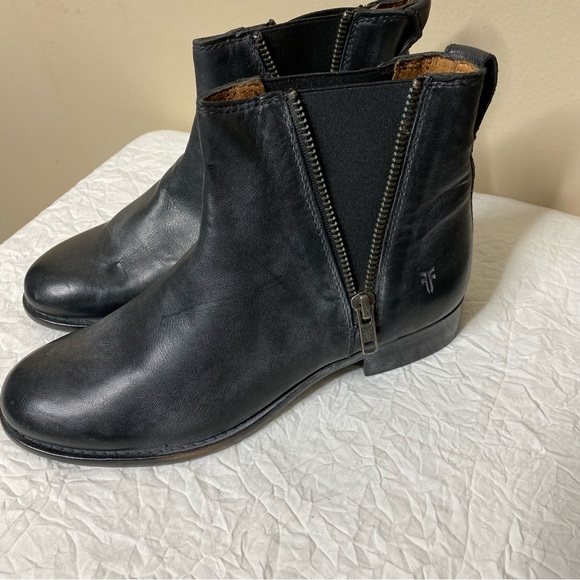 Frye Carly Black Zip Chelsea Distressed Boots - Picture 1 of 7